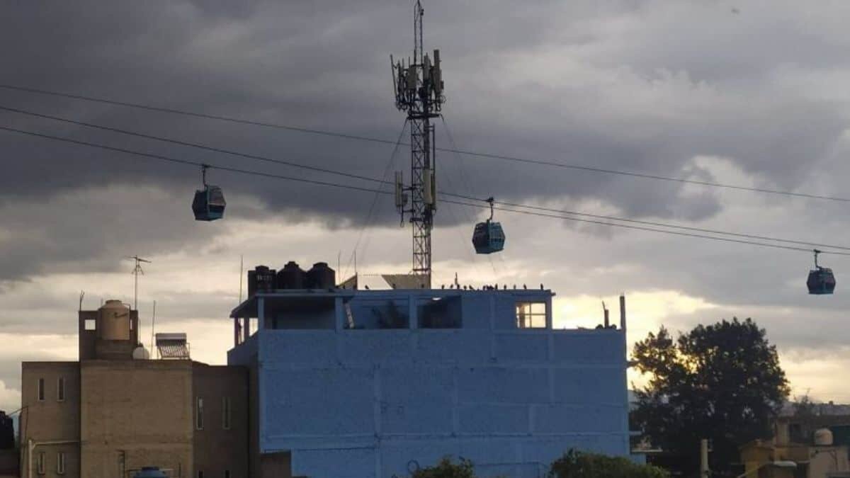 Deja colgados cablebús a usuarios por más de una hora