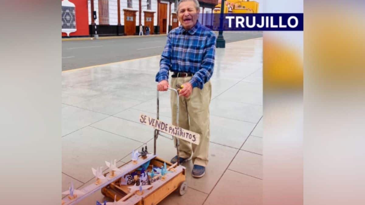 Vende abuelito figuras de origami a sus 94 años