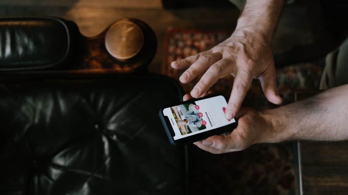 Te contamos cómo ligar en Tinder sin que nadie se dé cuenta en la oficina