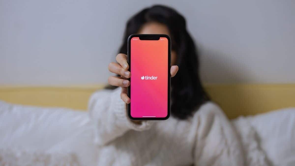 Te contamos cómo ligar en Tinder sin que nadie se dé cuenta en la oficina