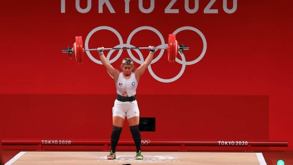 Recibe medallista olímpica Aremi Fuentes cheque sin fondos del gobierno