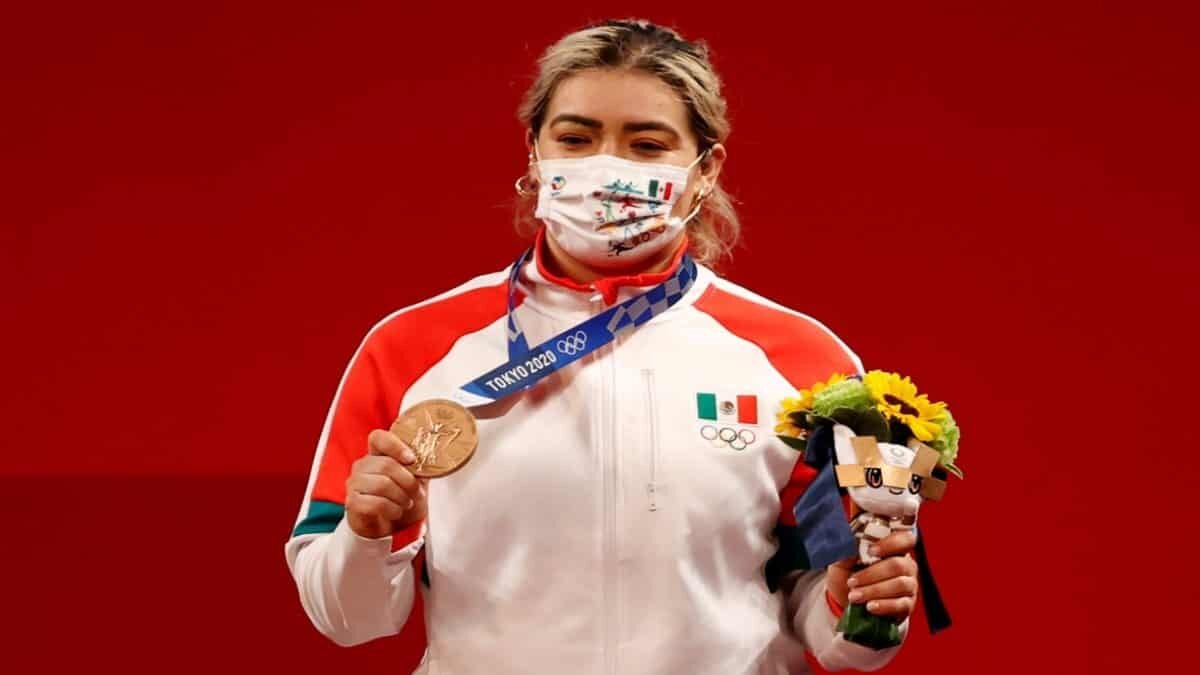 Entregan cheque sin fondos a Aremi Fuentes, medallista olímpica