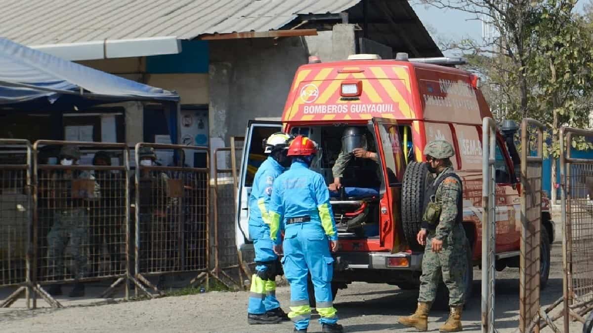 Además de reportan 50 personas heridas a consecuencia del enfrentamiento entre bandas rivales.