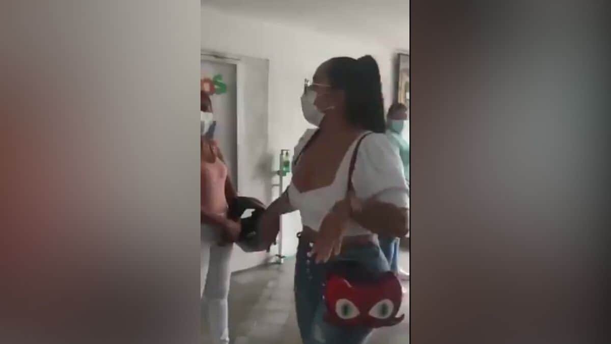 Niegan entrada a madre a un colegio por vestimenta indecorosa