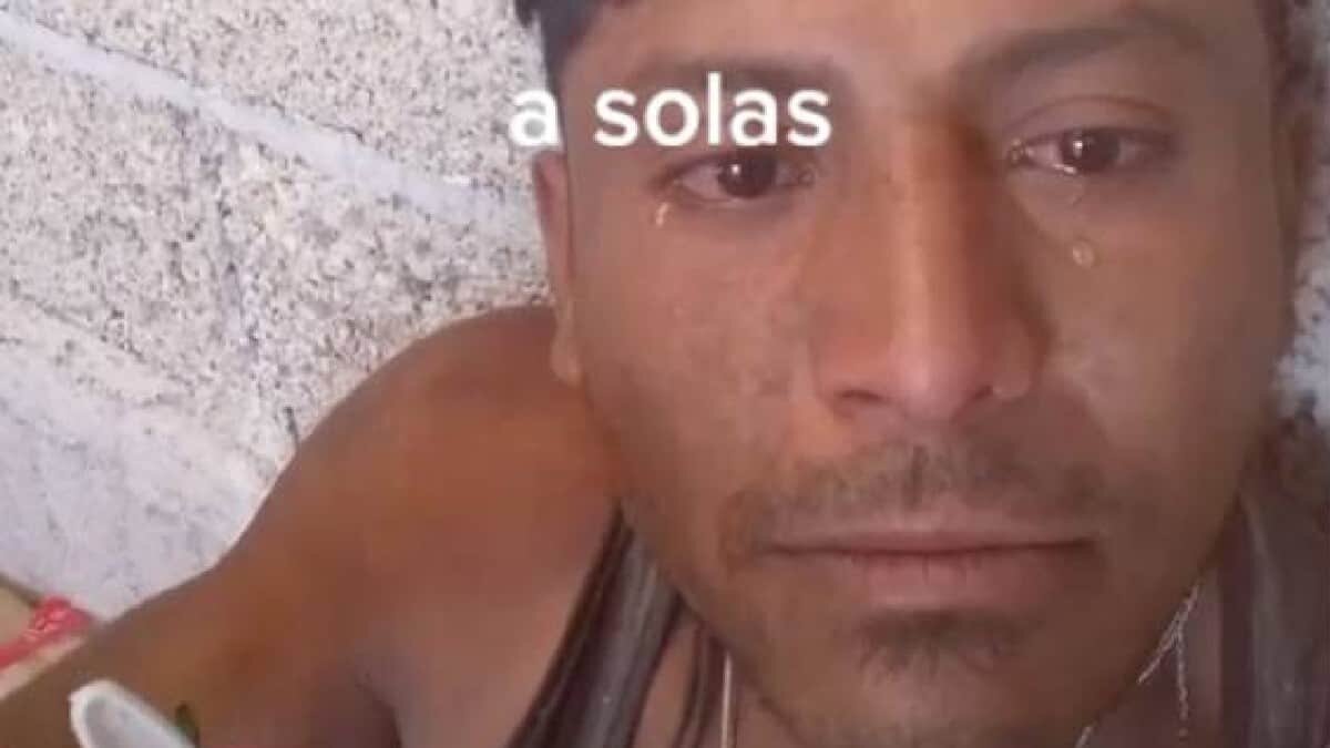 Conmueve albañil las redes al celebrar solo su cumpleaños (Video)