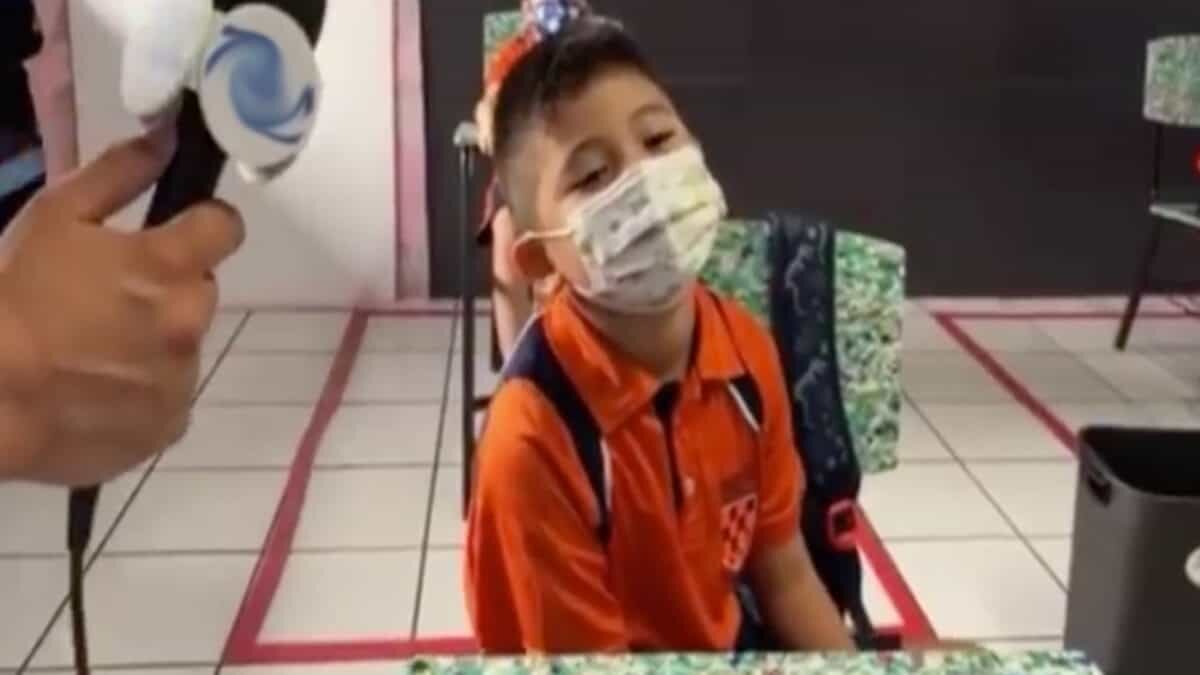 "Estos no son mis amigos", la sincera respuesta de un niño en su regreso a las aulas (Video)