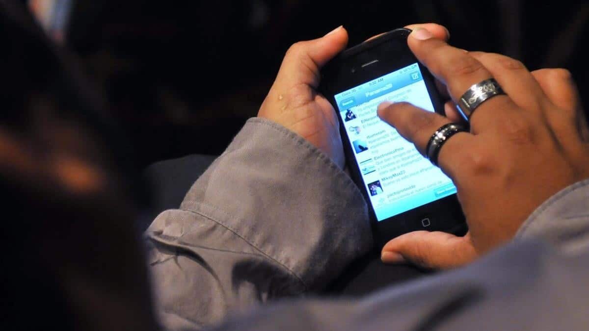 Mata mujer a su novio al lanzarle celular en la cabeza