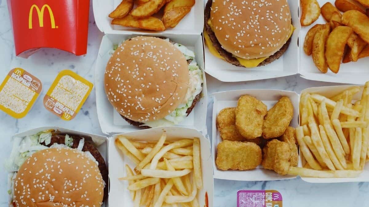 Cambian novios banquete por una hamburguesa el día de su boda