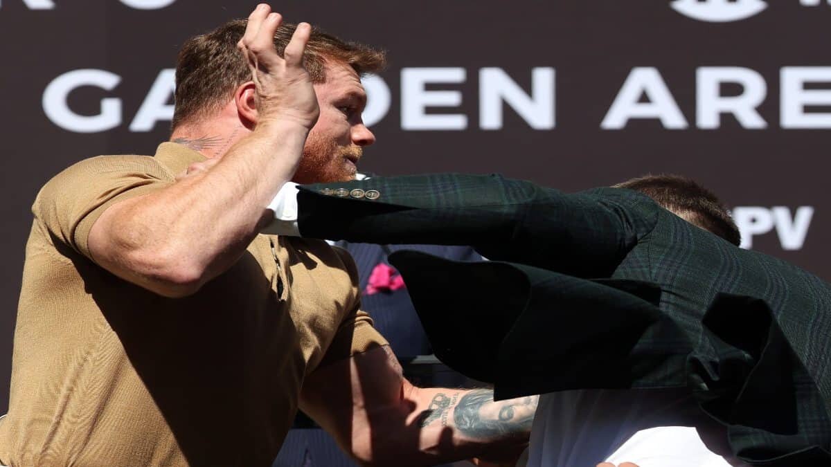 Intercambian golpes Canelo y Plant en plena conferencia (Video)