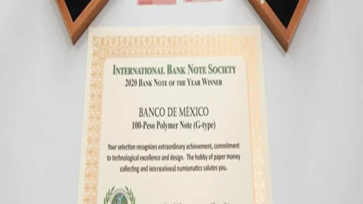 El Banco de México recibió el premio por el "billete más bello" de 2020 por el nuevo billete de 100 pesos.