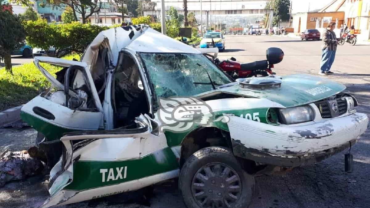 En el accidente también resultaron lesionadas 14 personas, 8 de las cuales fueron hospitalizadas.