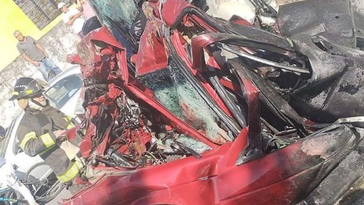 En el accidente también resultaron lesionadas 14 personas, 8 de las cuales fueron hospitalizadas.