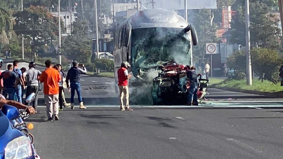 En el accidente también resultaron lesionadas 14 personas, 8 de las cuales fueron hospitalizadas.