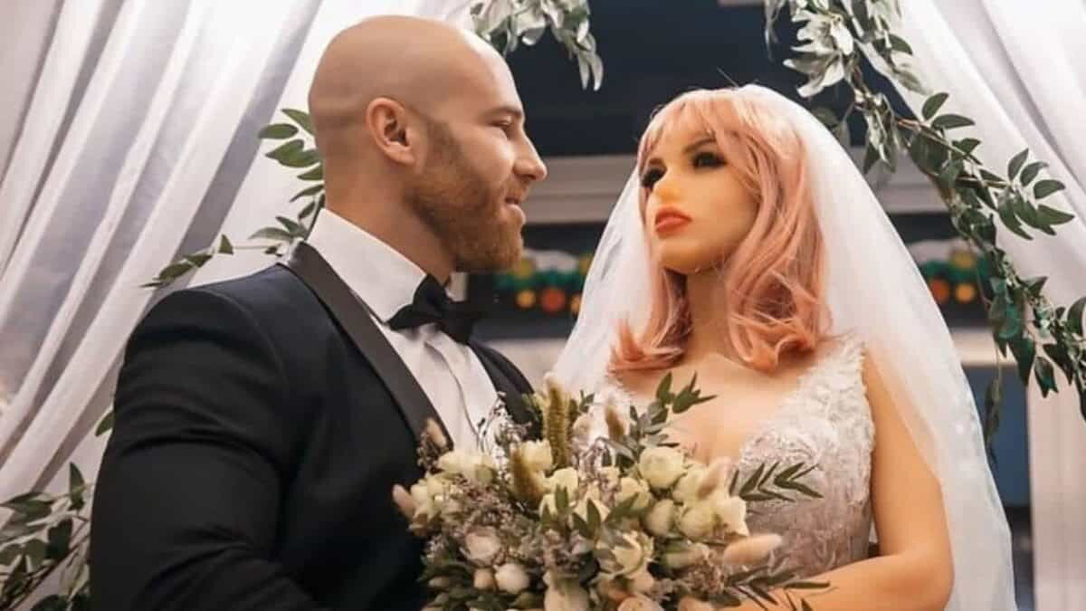 Hombre se divorcia de su muñeca inflable; se enamoró de un cenicero (Video)