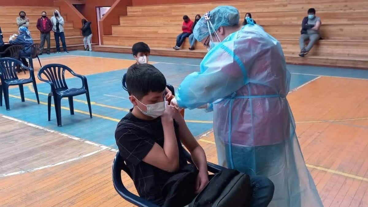 Impugna Gobierno orden para vacunar a menores de edad