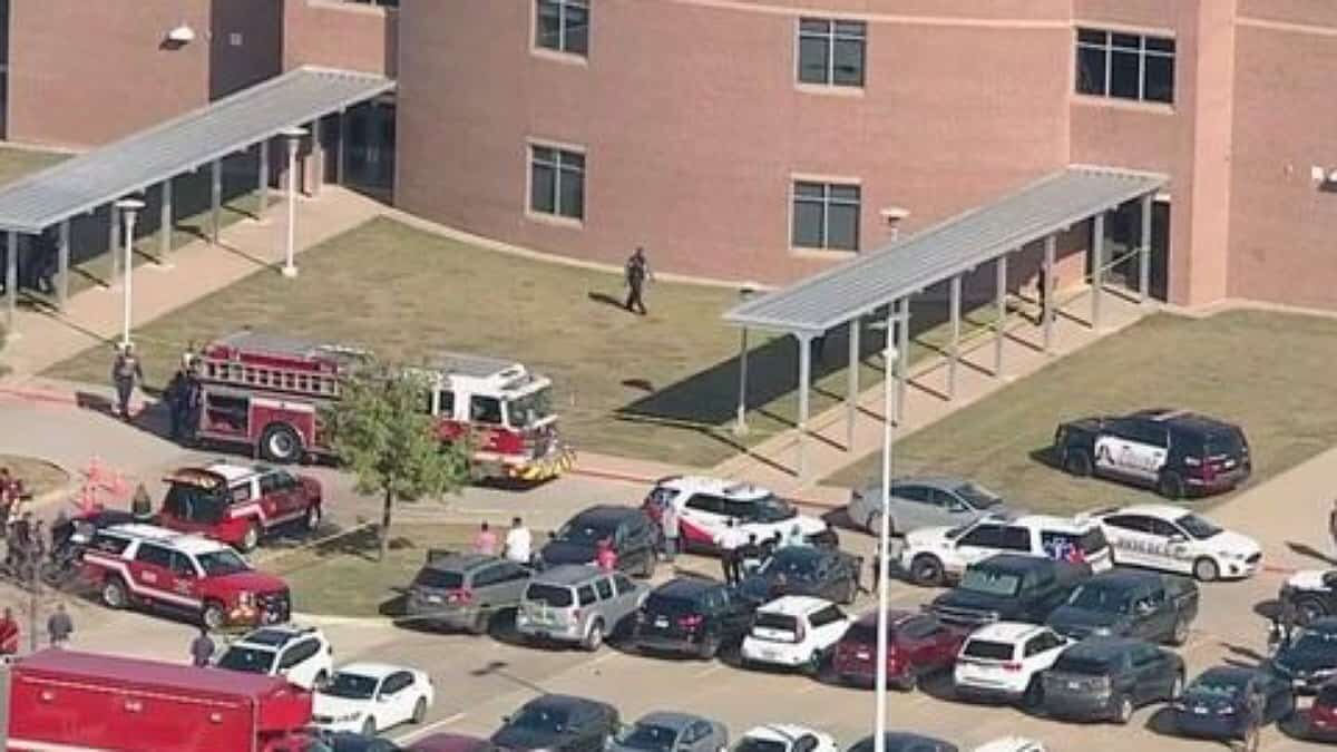 Reportan intenso tiroteo en secundaria de Texas (Video)