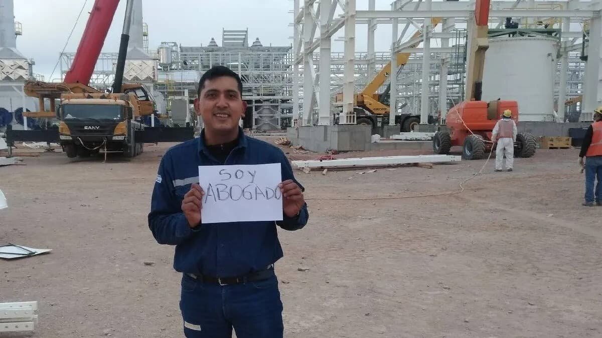 Joven logra titularse de abogado al estudiar entre maquinaria