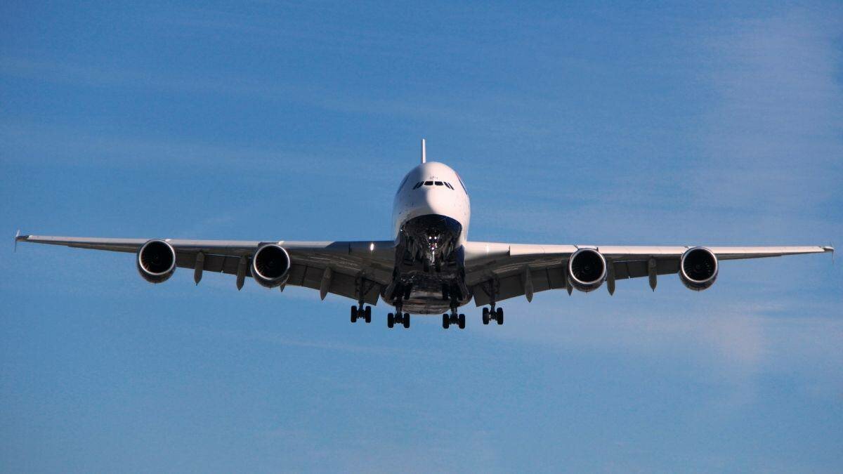 Comparte pasajero experiencia de viajar solo en avión (Video)