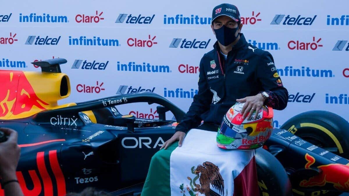 Deleita 'Checo' Pérez a miles en Paseo de la Reforma (Video)
