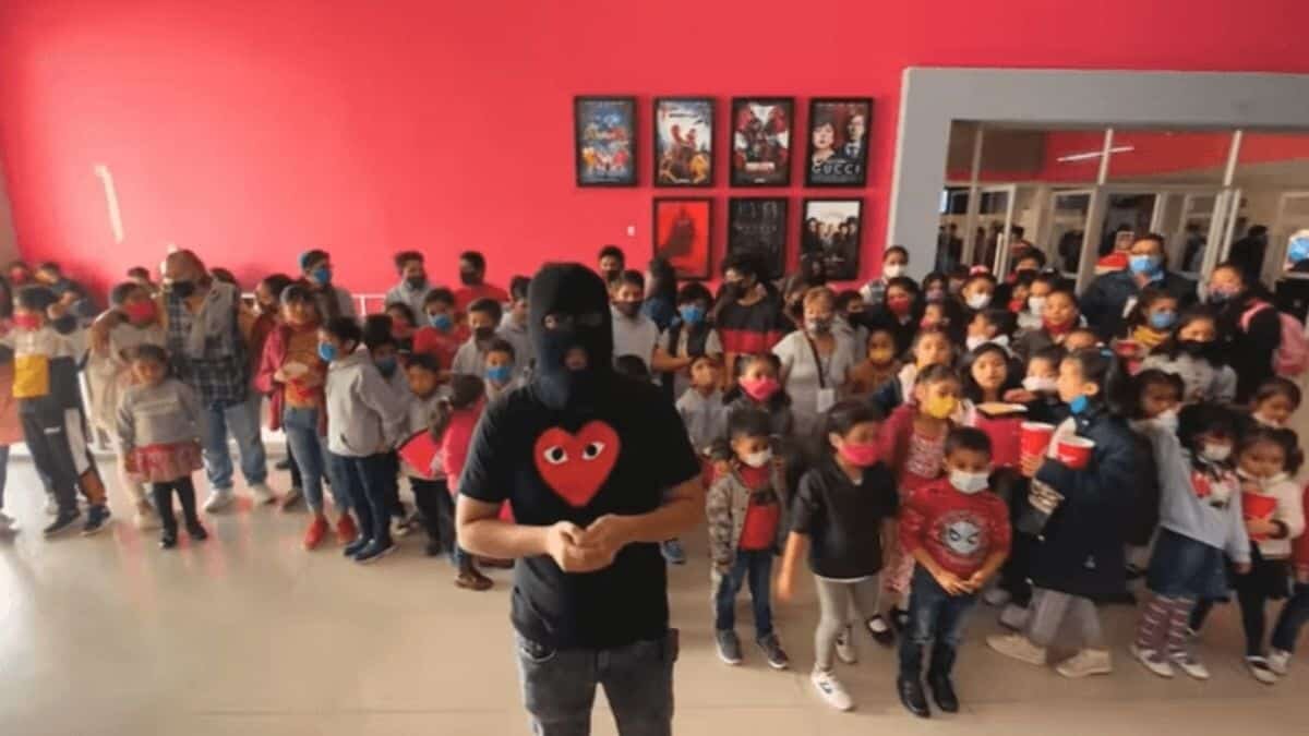 Compra youtuber función de ‘Spider-Man’ para niños de casa hogar