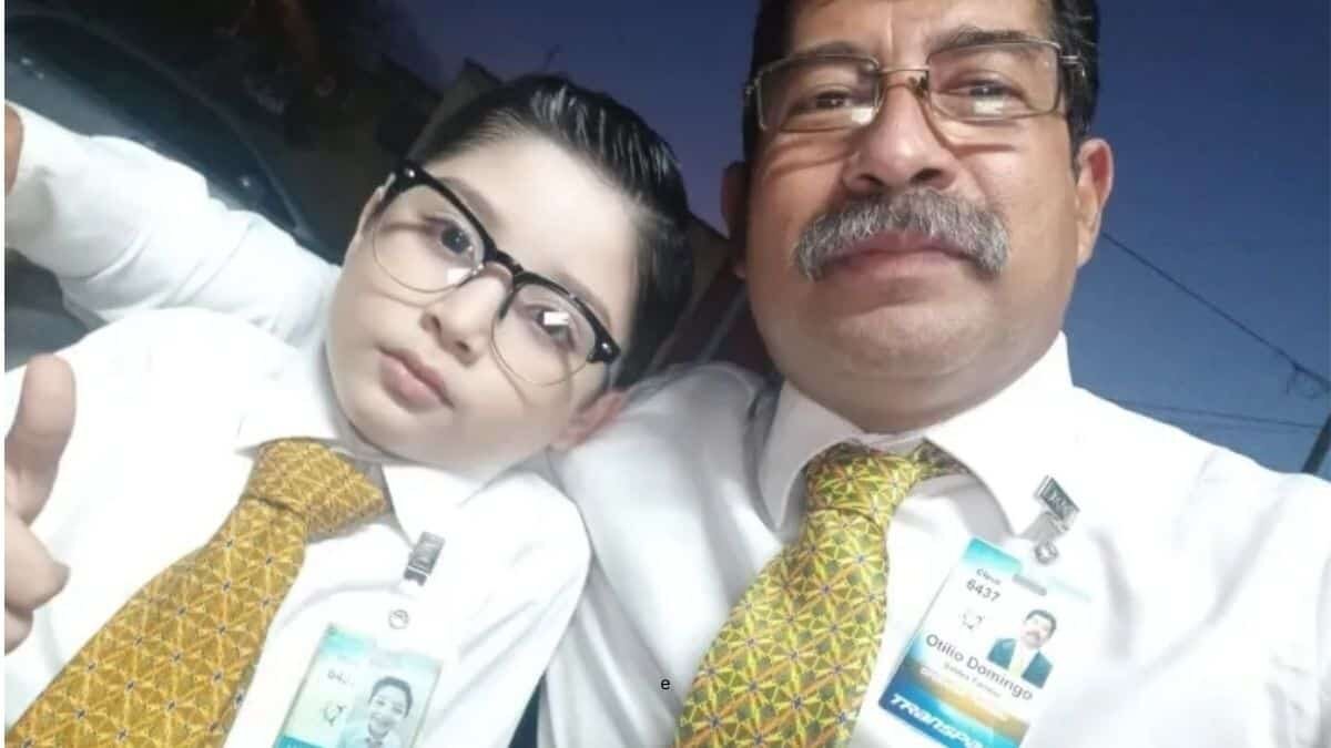 Se viste niño de conductor de autobús para parecerse a su abuelito