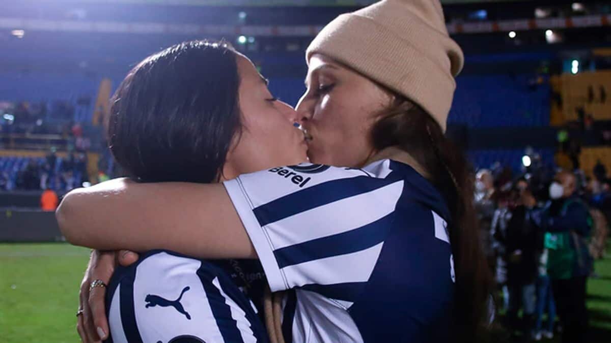 La jugadora del CF Monterrey femenil, Rebeca Bernal, se besa con Janelly Farias tras conseguir el  título de Liga MX Femenil.
