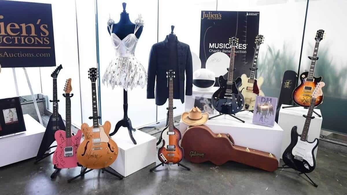 Pondrán en subasta la guitarra de Keith Richards y bajo de Paul Mcartney
