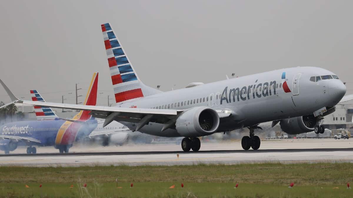 Invade sujeto cabina de avión y destruye todo (Video)
