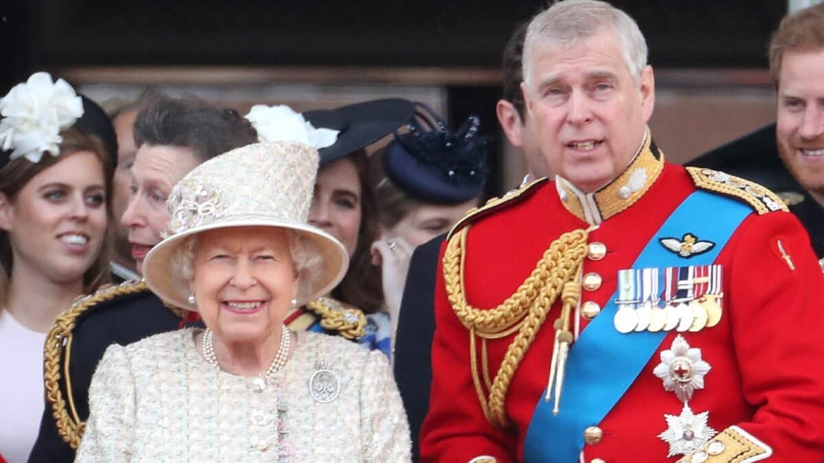 La reina Isabel II decidió retirar todos los títulos a su hijo Andrés por su presunta relación a un caso de abuso.