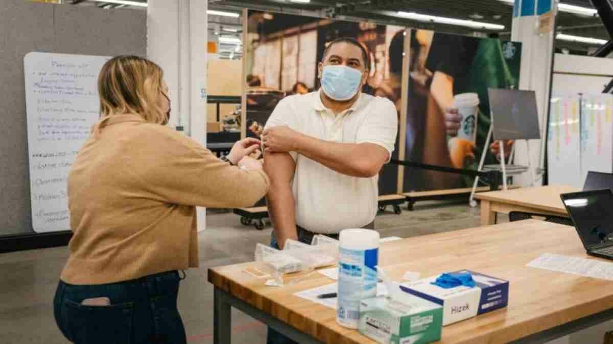La cadena internacional de cafeterías Starbucks ya no requerirá a sus trabajadores en Estados Unidos que estén vacunados contra el Covid-19.