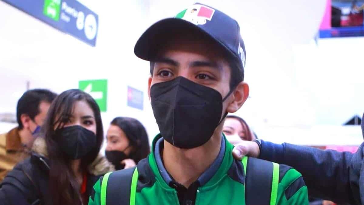Reciben como un héroe a Donovan Carrillo a su llegada a México