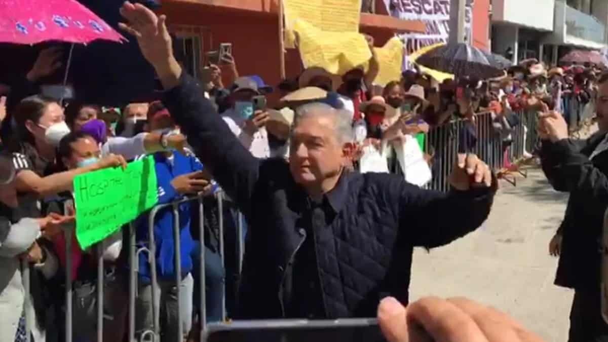 Con música y banderas, AMLO fue recibido en Hidalgo.