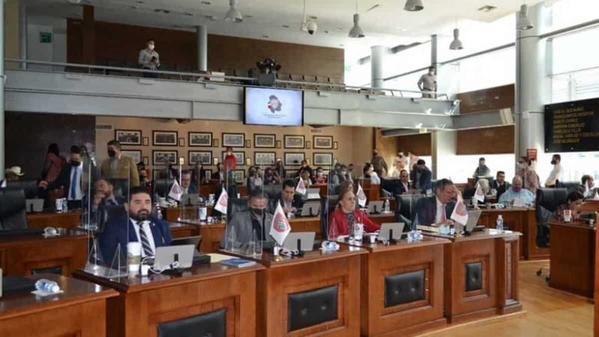 Los casos se dan en familiares de diputados de Acción Nacional, el PRI y Morena, con sueldos de los 6 mil hasta los 15 mil pesos.