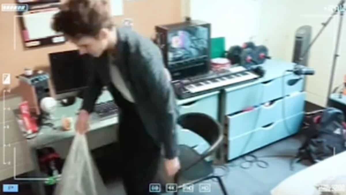 Entra hombre drogado al cuarto de un desconocido para hacer limpieza (Video)