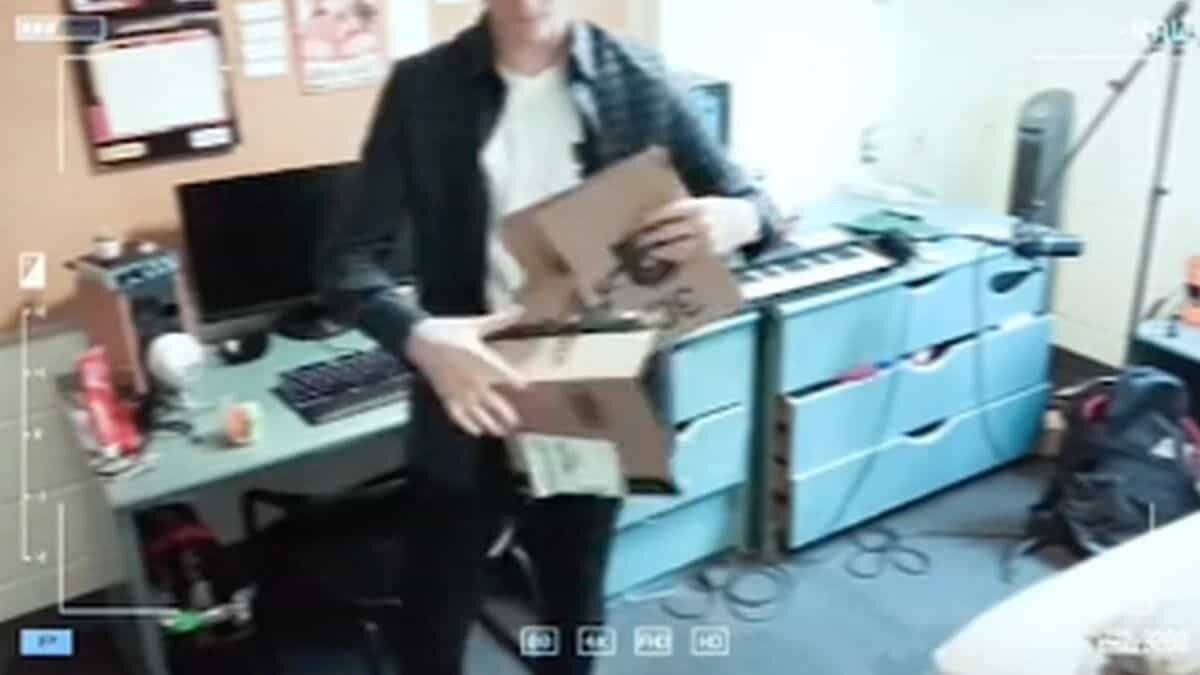 Entra hombre drogado al cuarto de un desconocido para hacer limpieza (Video)