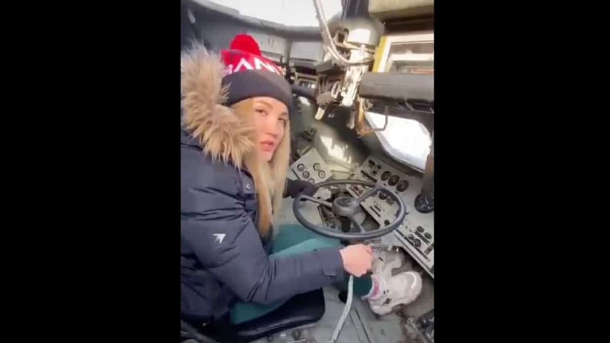 En redes circula un video en que enseñan a los ucranianos a manejar tanques rusos abandonados.