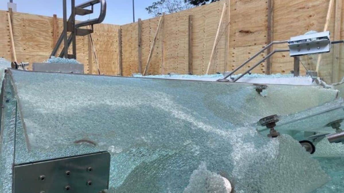 manifestantes rompen cristales y se les viene estructura en Metro Hidalgo