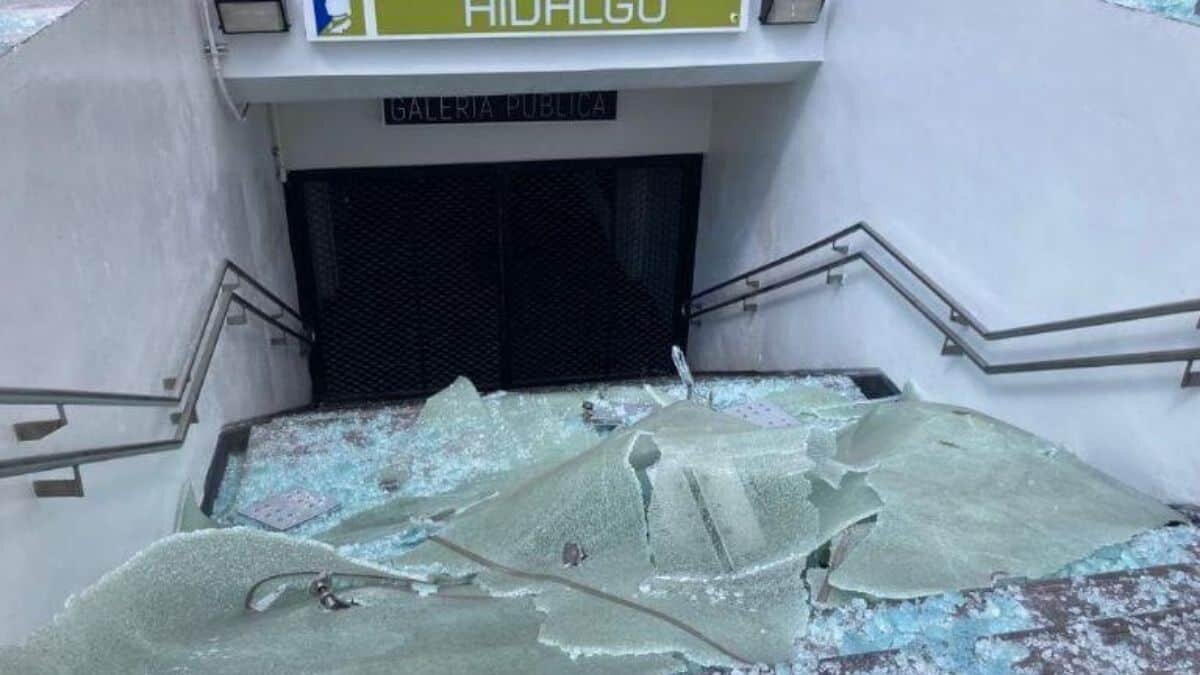 manifestantes rompen cristales y se les viene estructura en Metro Hidalgo