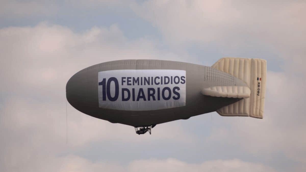 Sobrevuela zepelín la CDMX con motivo del 8M