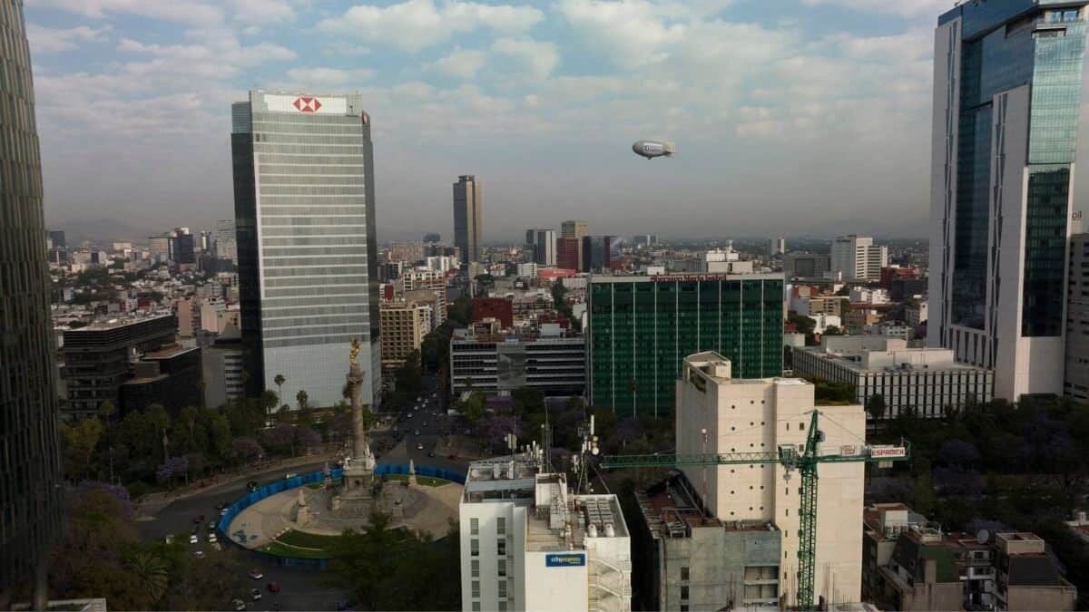 Sobrevuela zepelín la CDMX con motivo del 8M