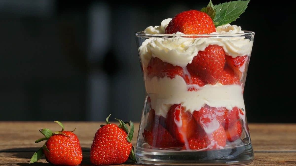 Prepara delicioso postre de fresas con solo 3 ingredientes