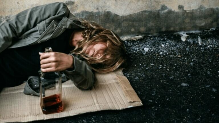 Joven ayuda a chica alcoholizada y abandonada por su novio