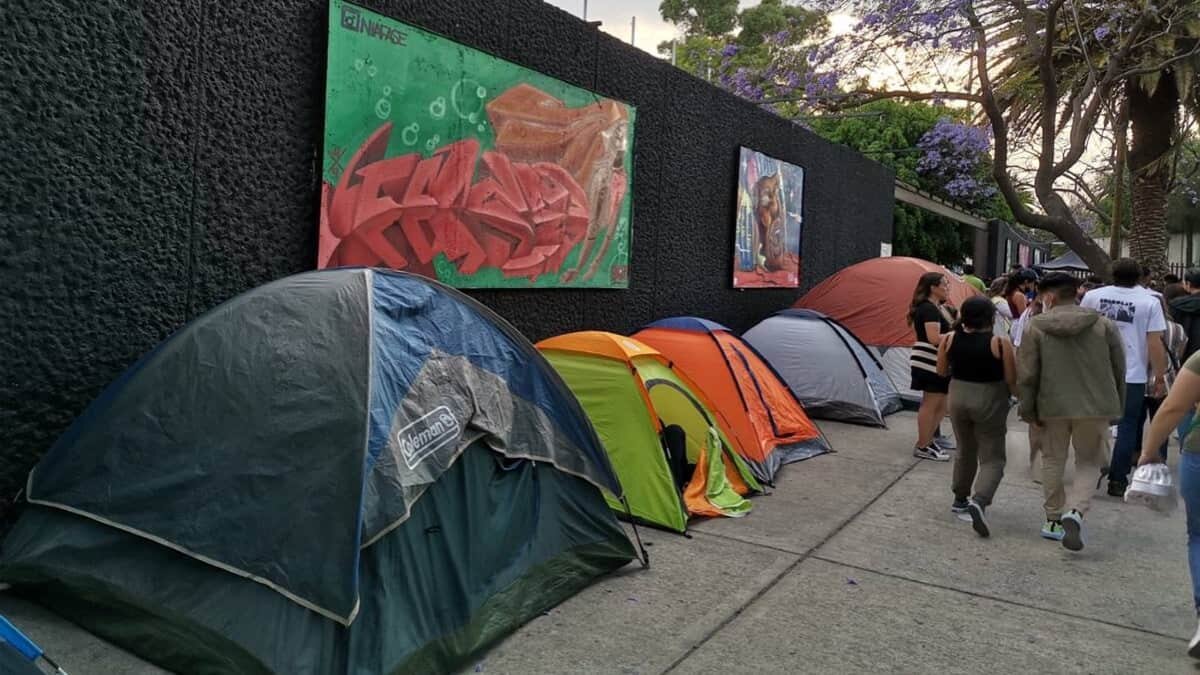 Fans acampan afuera del Foro Sol para ver a Coldplay (Video)