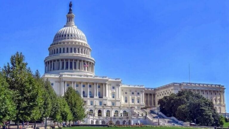 Policías evacuan el Capitolio ante ‘amenaza aérea’