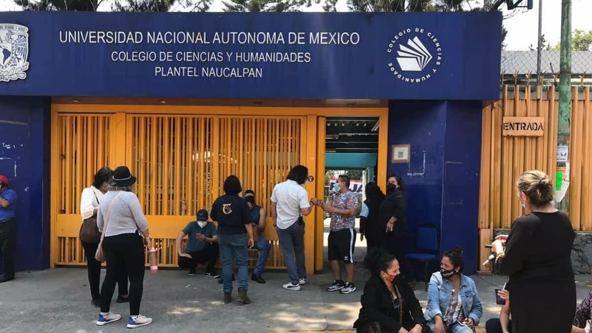 Exige CCH Naucalpan clausura de tienda en que grababan a mujeres en baños