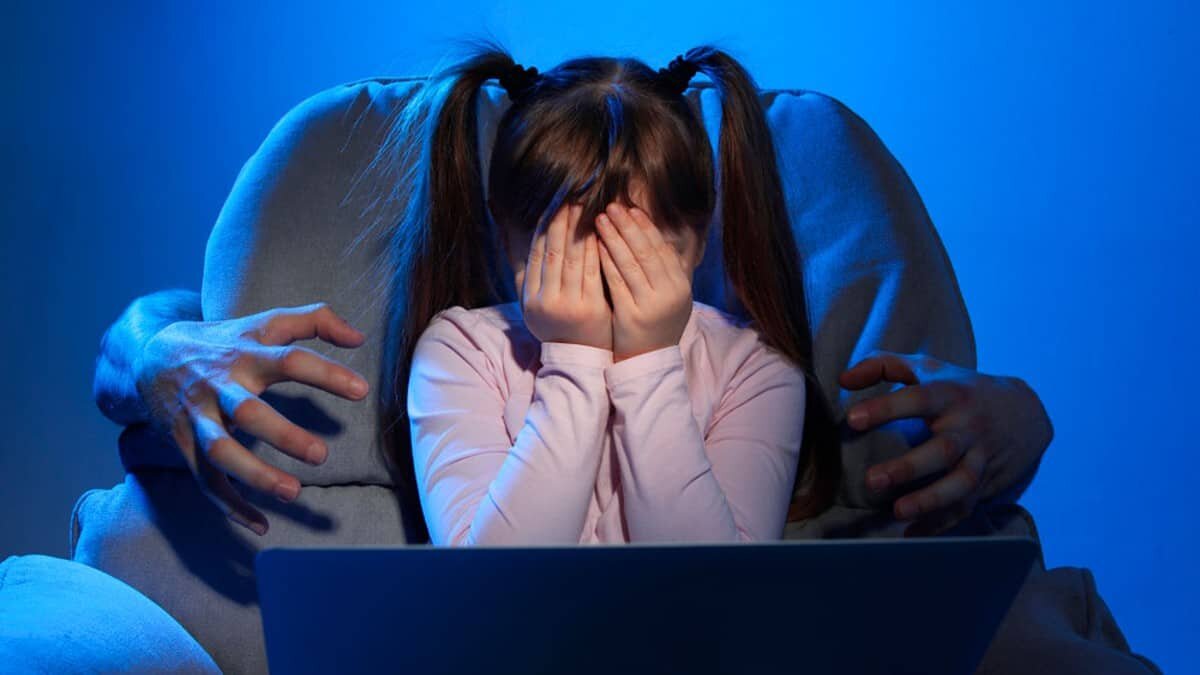 Da madre su merecido a hombre que acosaba a su hija de 13 años (Video)