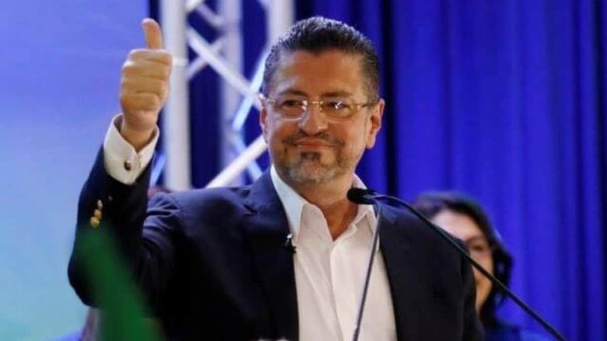 Rodrigo Chaves gana la presidencia de Costa Rica