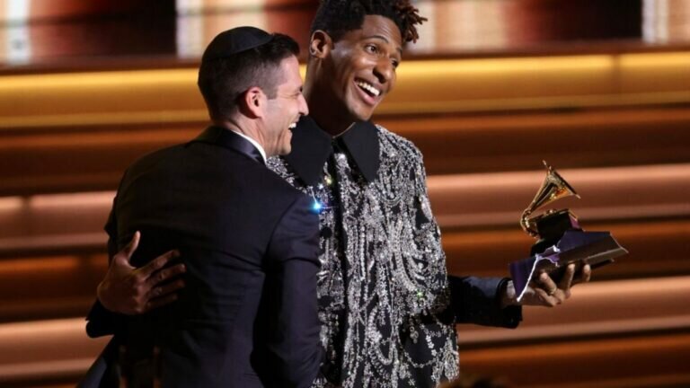 Domina Jon Batiste entrega del Grammy 2022 (Video)