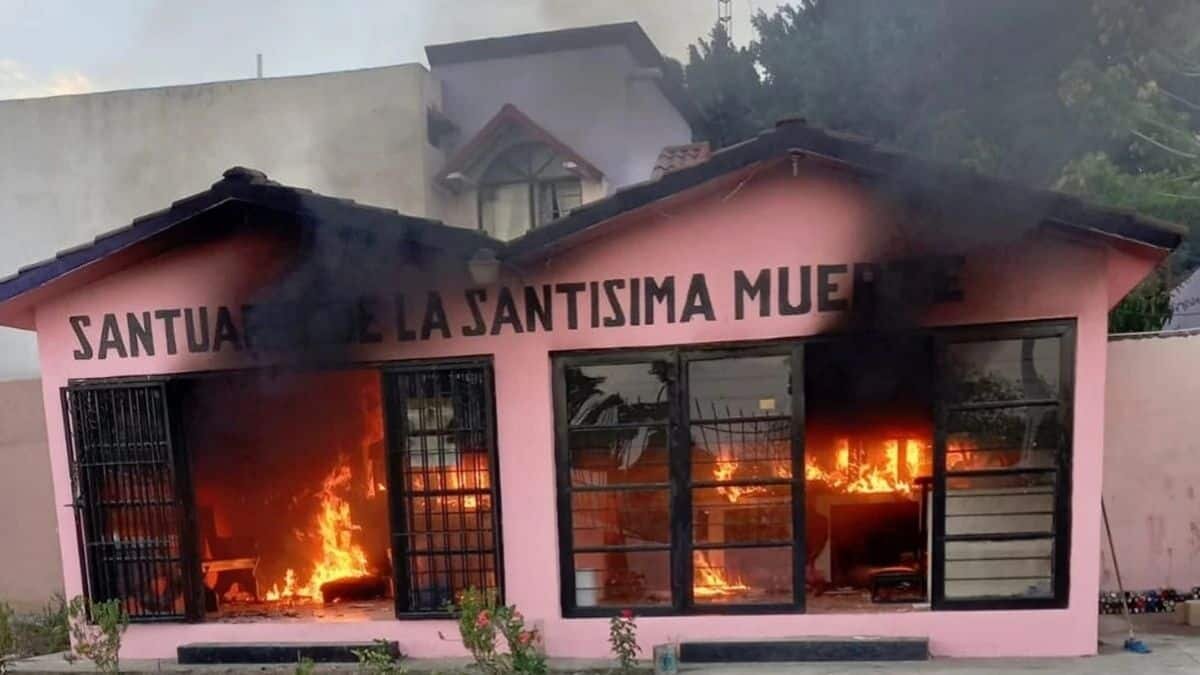 Incendia templo de la Santa Muerte por orden de Dios