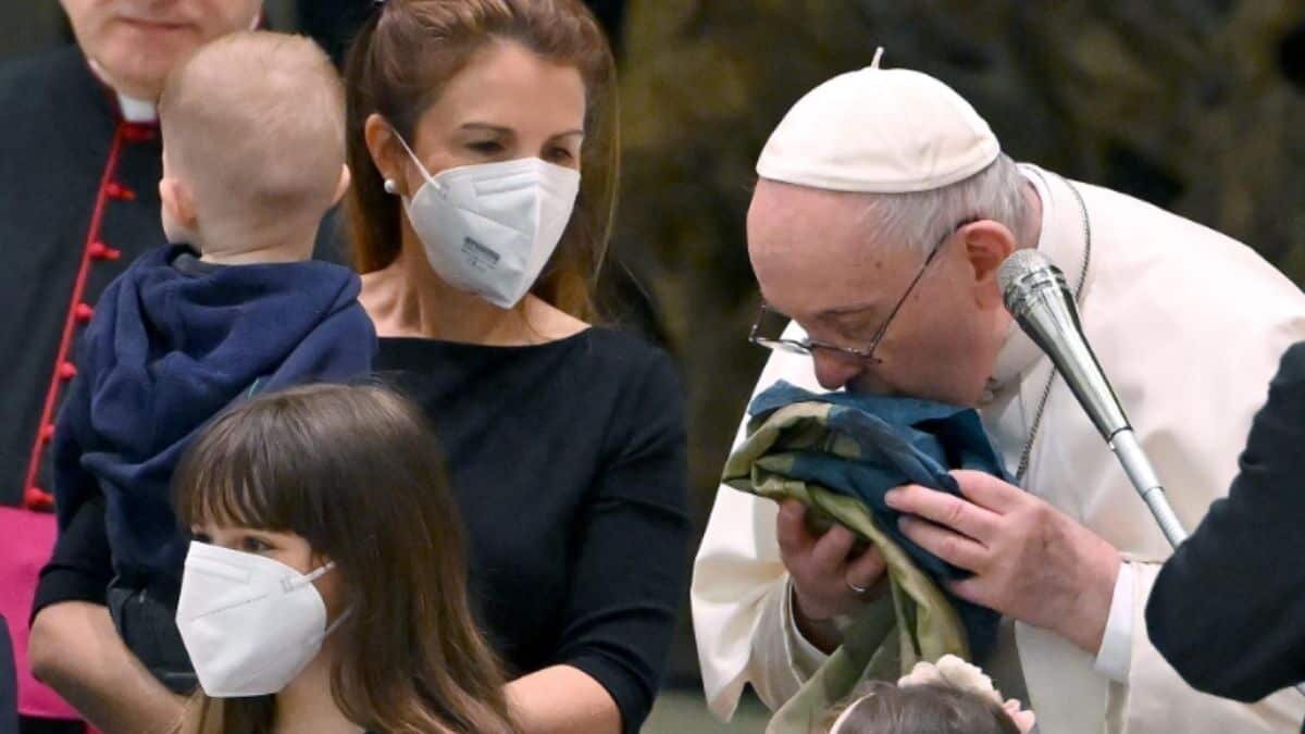 Besa Papa Francisco bandera de Ucrania (Video)